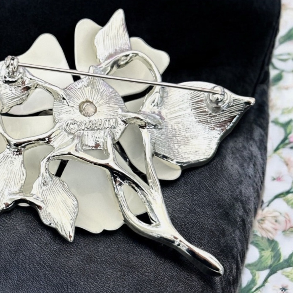 Vintage Sarah Coventry Large White Enameled 3D Flower Silver Tone Brooch - Picture 3 of 4